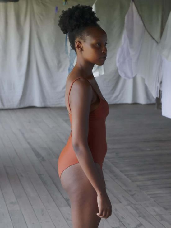  베이스레인지 원피스 수영복 하트 수영복 마로코 브라운 - BASERANGE