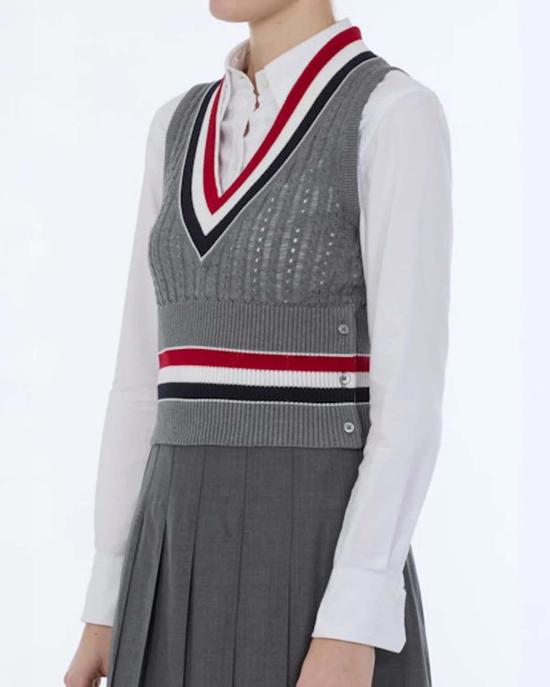  톰브라운 스웨터 톰 브라운 베이비 래더 케이블 V넥  그레이 - THOM BROWNE