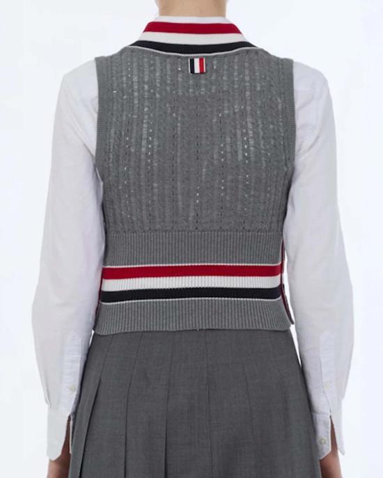  톰브라운 스웨터 톰 브라운 베이비 래더 케이블 V넥  그레이 - THOM BROWNE