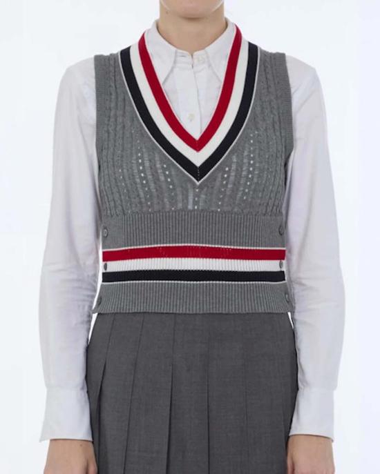  톰브라운 스웨터 톰 브라운 베이비 래더 케이블 V넥  그레이 - THOM BROWNE