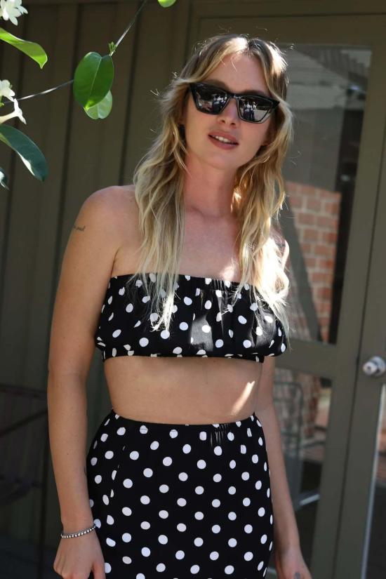  SHOP SHANI 민소매 티셔츠 샤니 레이아 탑 도트 무늬 제품을 구매하세요