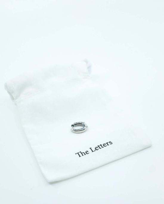  더 레터스 싱글 이어링 글자가 새겨진 은색 말굽 모양 귀걸이 - THE LETTERS