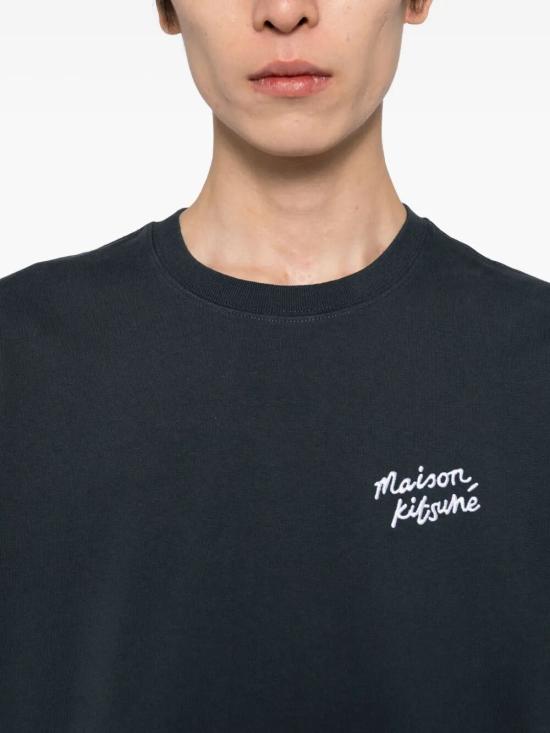 26SS 메종키츠네 핸드라이팅 컴포트 티셔츠 MM00126KJ7025 0414 CLASSIC NAVY WHITE - MAISON KITSUNE