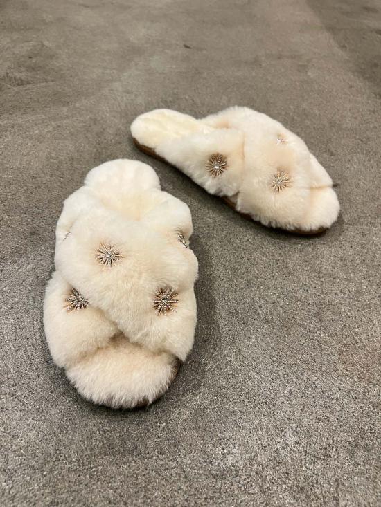  WAVEKELLY ESSENTIALS 뮬/슬리퍼 웨이브켈리 에센셜 양털 슬리퍼 (라인스톤 장식) - OTHER BRANDS