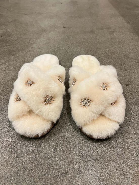  WAVEKELLY ESSENTIALS 뮬/슬리퍼 웨이브켈리 에센셜 양털 슬리퍼 (라인스톤 장식) - OTHER BRANDS