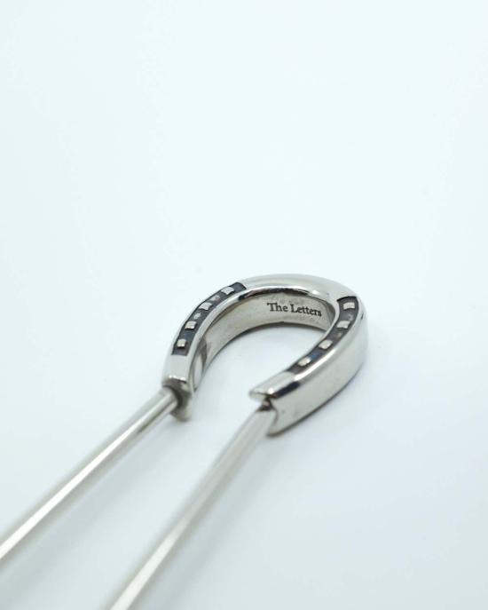  더 레터스 브로치 글자가 새겨진 말굽 모양 퀼트 핀 (은색) - THE LETTERS