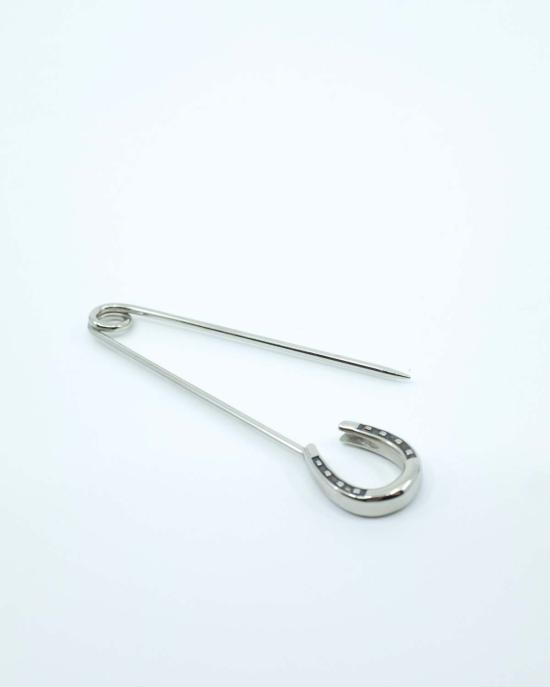  더 레터스 브로치 글자가 새겨진 말굽 모양 퀼트 핀 (은색) - THE LETTERS