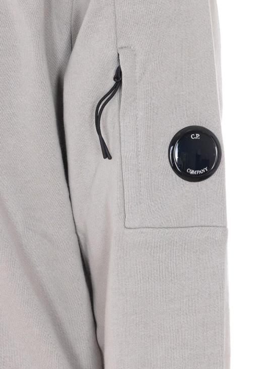 26SS 씨피 컴퍼니 다이애그널 레이즈드 플리스 크루넥 렌즈 스웨트셔츠 20CMSS713A005086W904 GREY - C.P. COMPANY