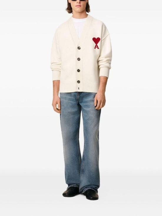 26FW 아미 하트 로고 인타르시아 V넥 가디건 UKC367018 154 ECRUROUGE 154 ECRU ROUGE - AMI