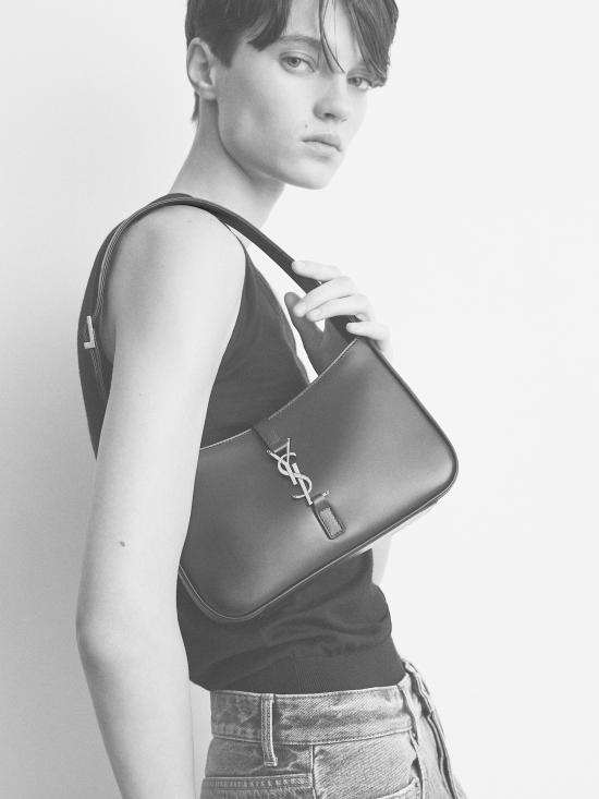 26SS 생로랑 LE 5 A 7 모노그램 토트백 6572282R20W 1000 Black - SAINT LAURENT