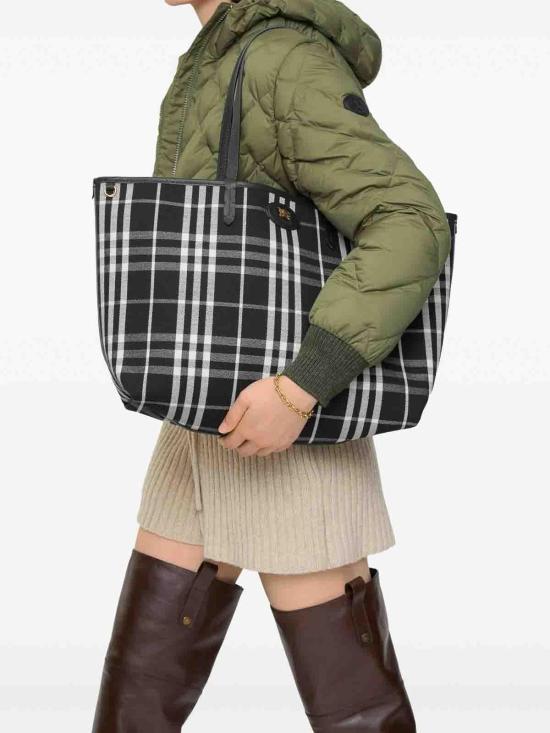 26SS 버버리 미디움 리버시블 블룸즈버리 토트백 8119606 - BURBERRY