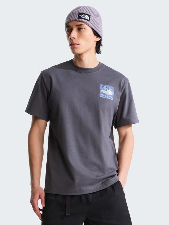 26SS 노스페이스 반팔 티셔츠 Cotone con Stampa Mountain Escape Antracite 티셔츠