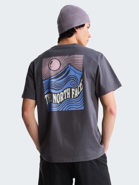 26SS 노스페이스 반팔 티셔츠 Cotone con Stampa Mountain Escape Antracite 티셔츠 - NORTH FACE