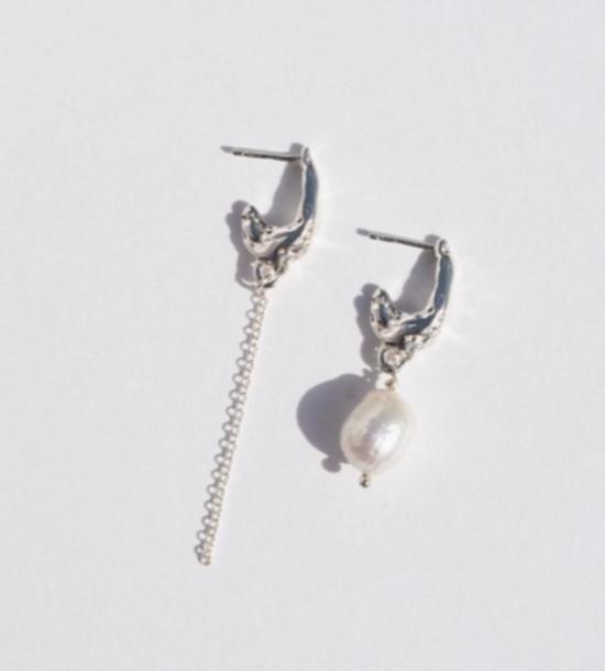  스윔 투 더 문 이어링 재활용 스털링 실버와 담수 진주로 제작된 '' 데오도란트