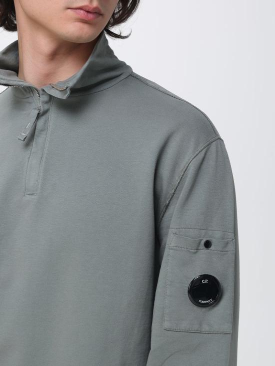 26SS 씨피 컴퍼니 라이트 플리스 하프 집 렌즈 스웨트셔츠 20CMSS022A002246G 921 Grey - C.P. COMPANY