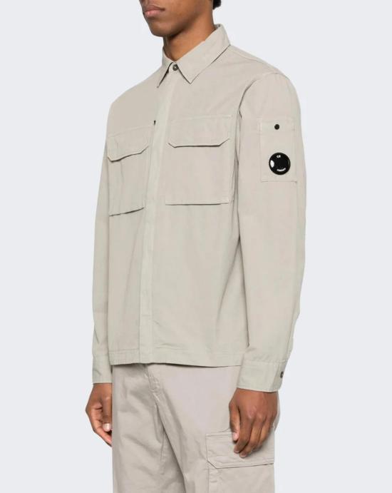 26SS 씨피 컴퍼니 오가닉 개버딘 지퍼 렌즈 오버셔츠 20CMOS156A110143G 904 DOVE - C.P. COMPANY