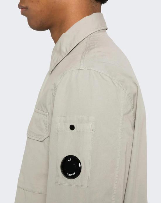 26SS 씨피 컴퍼니 오가닉 개버딘 지퍼 렌즈 오버셔츠 20CMOS156A110143G 904 DOVE - C.P. COMPANY