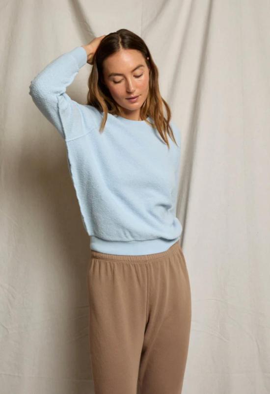  퍼펙트 화이트 티 스웨터 퍼펙트화이트티 지기 리버스 플리스 스웨트셔츠 파우더 블루 - PERFECT WHITE TEE