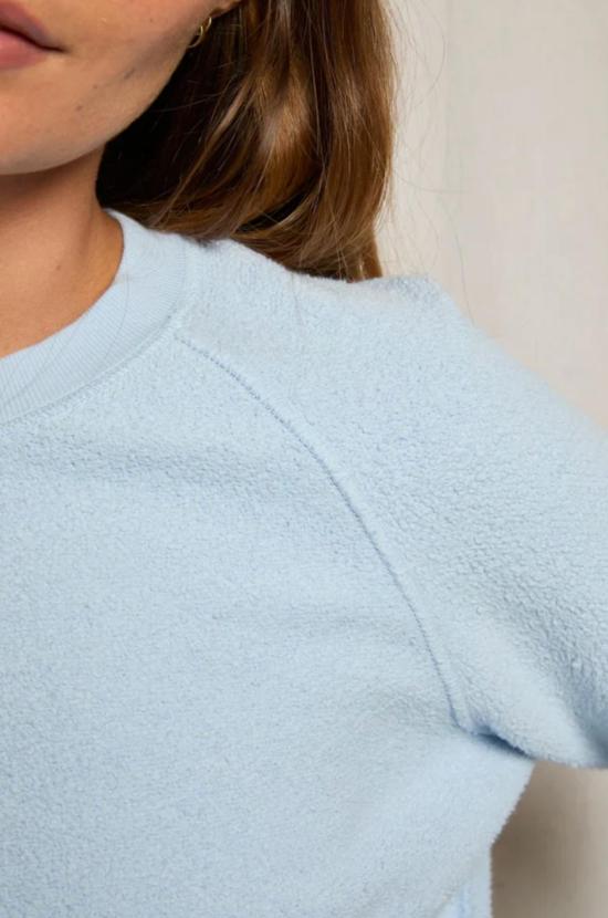  퍼펙트 화이트 티 스웨터 퍼펙트화이트티 지기 리버스 플리스 스웨트셔츠 파우더 블루 - PERFECT WHITE TEE