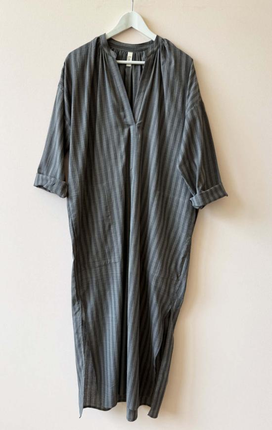  투 롱 원피스 긴 회색 줄무늬 카프탄 두 개 - TWO