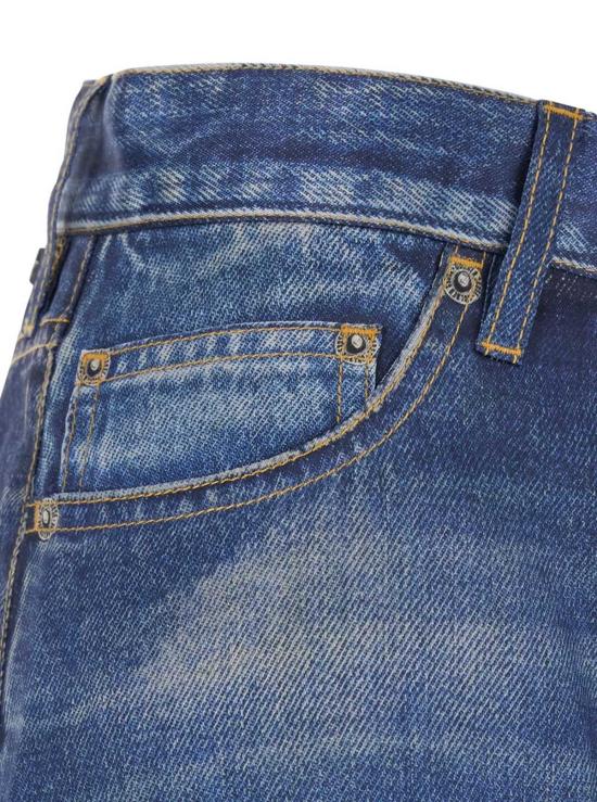  골든구스 데님 팬츠 골든 구스 저니 W의 남자친구 페기가 아카이브 데님 프린트 팬츠 블루를 입고 있는 모습 - GOLDEN GOOSE