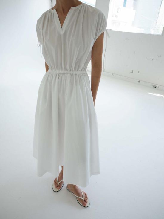  더룸 롱 원피스 아이라 드레스 화이트 - THE LOOM