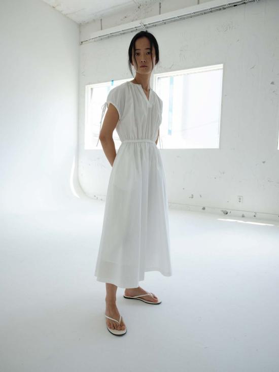  더룸 롱 원피스 아이라 드레스 화이트 - THE LOOM