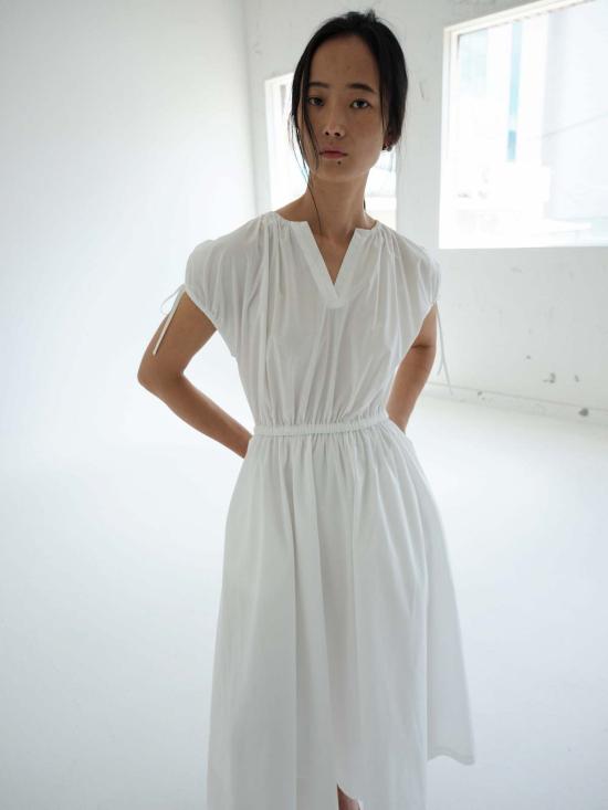  더룸 롱 원피스 아이라 드레스 화이트 - THE LOOM