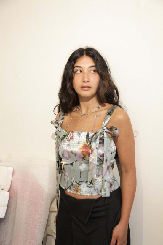  줄리아 호이어 민소매 티셔츠 준 스모크 탑