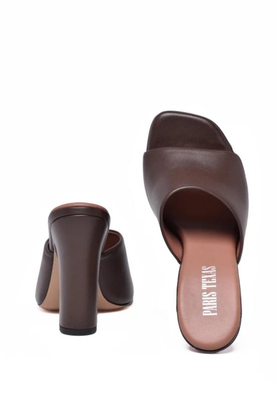 25SS 파리텍사스 뮬/슬리퍼 브라운 컬러의 오픈토 뮬 샌들 - PARIS TEXAS