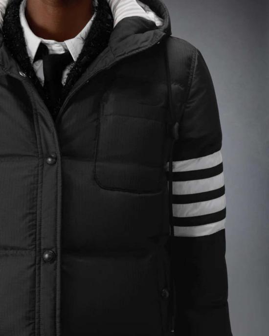  톰브라운 숏패딩 톰 브라운 샤이니 립스톱 경량 다운 충전 4바 재킷 블랙 - THOM BROWNE