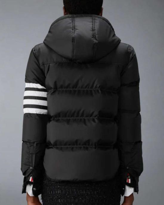  톰브라운 숏패딩 톰 브라운 샤이니 립스톱 경량 다운 충전 4바 재킷 블랙 - THOM BROWNE