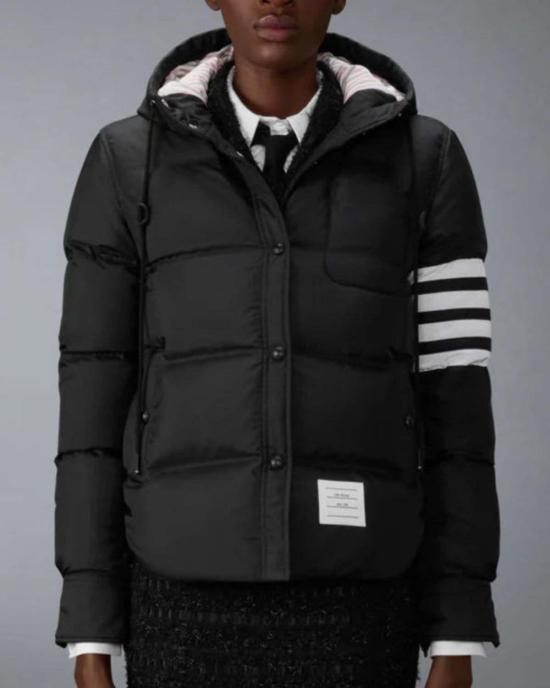  톰브라운 숏패딩 톰 브라운 샤이니 립스톱 경량 다운 충전 4바 재킷 블랙 - THOM BROWNE
