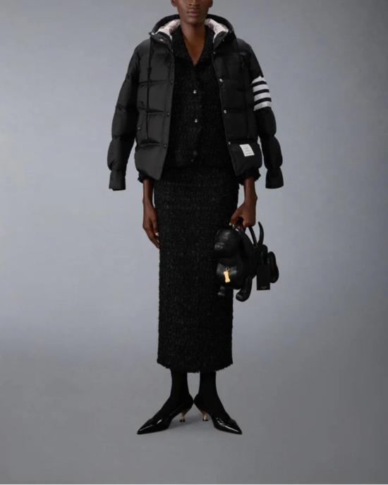  톰브라운 숏패딩 톰 브라운 샤이니 립스톱 경량 다운 충전 4바 재킷 블랙 - THOM BROWNE