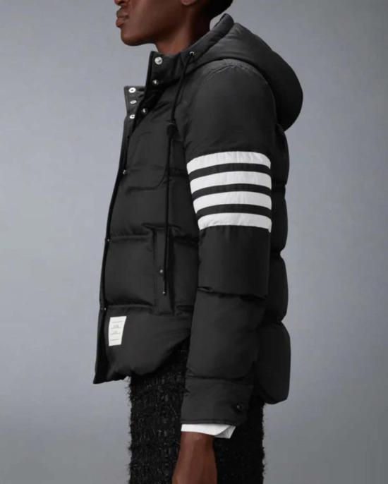  톰브라운 숏패딩 톰 브라운 샤이니 립스톱 경량 다운 충전 4바 재킷 블랙 - THOM BROWNE