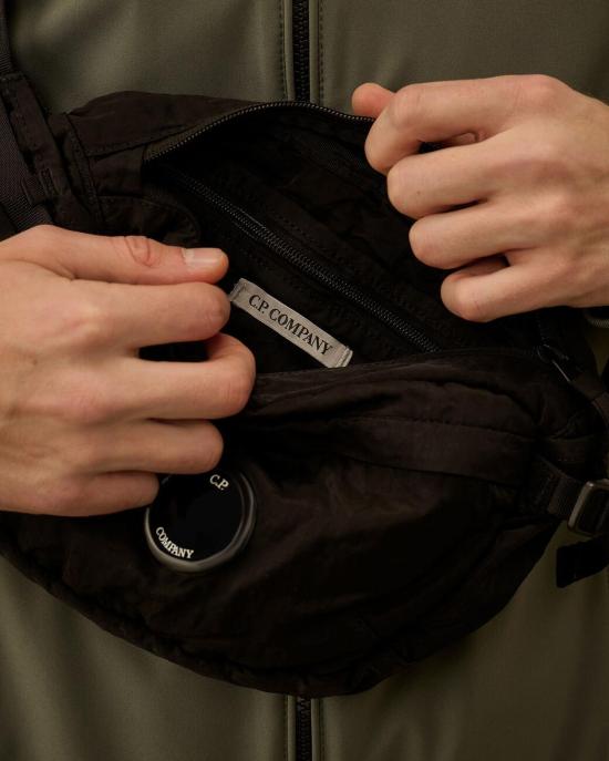 26SS 씨피 컴퍼니 나일론 B 렌즈 크로스바디 RCCMAC734A005269G999 BLACK - C.P. COMPANY