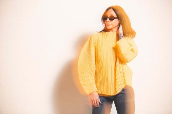  esthe 블라우스 에스테 스컬프티드 플리츠 하이넥 탑 옐로우 - OTHER BRANDS