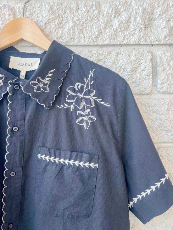  더 그레이트 블라우스 . 손수건 자수가 있는 볼링 셔츠 블랙 - THE GREAT