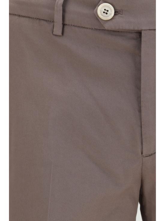 26SS 브루넬로 쿠치넬리 코튼 스트래치 미드 라이즈 슬림 핏 치노 M289LI1770 C6046 BROWN - BRUNELLO CUCINELLI