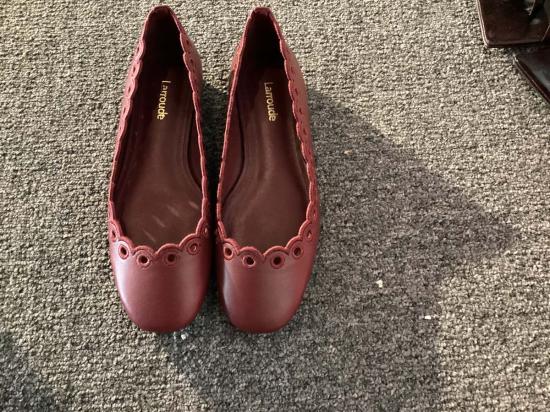  레이디버드 플랫 슈즈 라루드 메건 브로더리 플랫 버건디