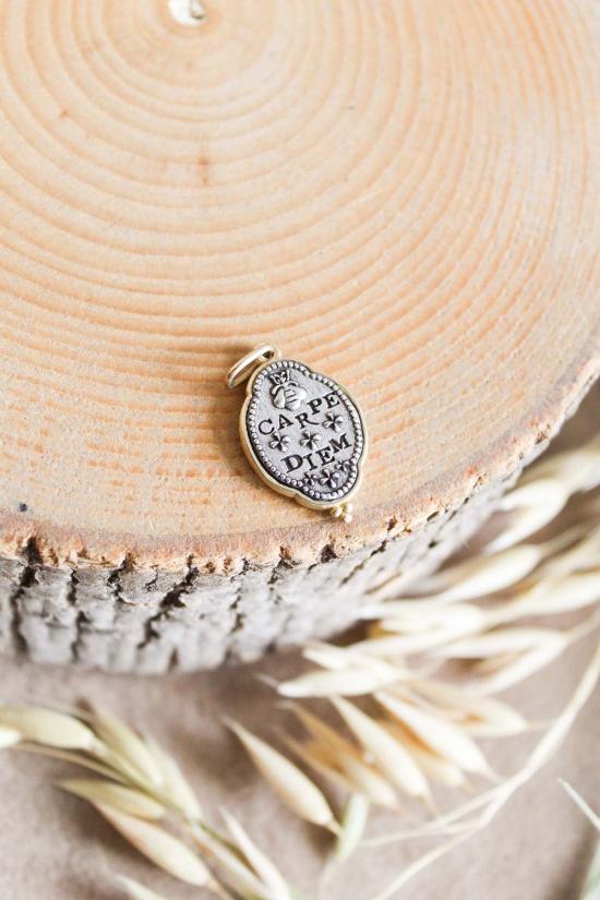  Erica Molinari 팔찌 에리카 몰리나리 SS/18k 롱웨이브 미디엄 팬시 오벌 퀸 비 & 크라운 "Seize The Day" 참 - OTHER BRANDS