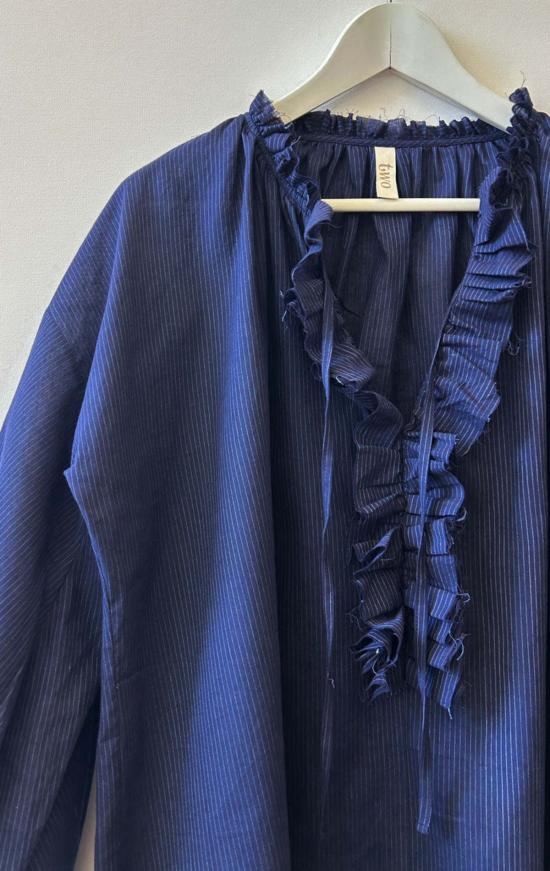  투 블라우스 가벼운 러플  네이비 핀스트라이프 2개 - TWO