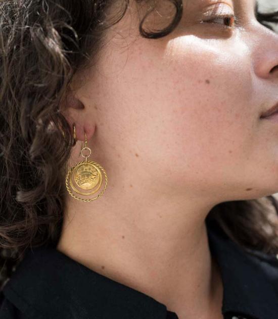  마트르 부미 이어링 야시 엠보싱 링 드롭 - MATR BOOMIE