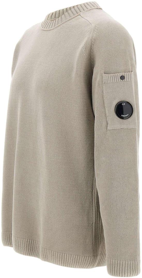 26SS 씨피 컴퍼니 코튼 셔닐 크루넥 렌즈 스웨터 20CMKN117A005687G TAUPE - C.P. COMPANY