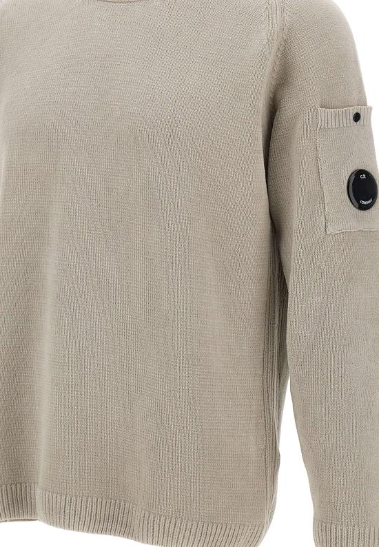 26SS 씨피 컴퍼니 코튼 셔닐 크루넥 렌즈 스웨터 20CMKN117A005687G TAUPE - C.P. COMPANY