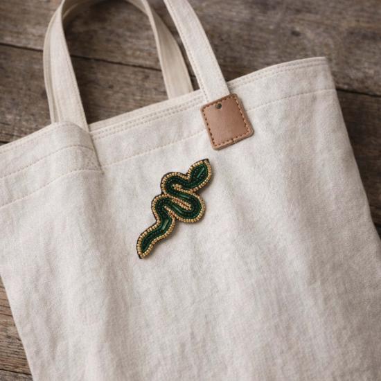  마트르 부미 브로치 발라 마니 비즈 장식 녹색 뱀  핀 수제 - MATR BOOMIE