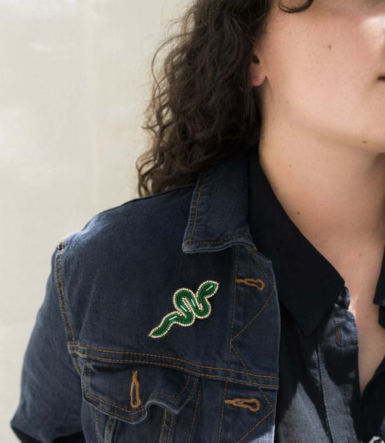  마트르 부미 브로치 발라 마니 비즈 장식 녹색 뱀  핀 수제 - MATR BOOMIE