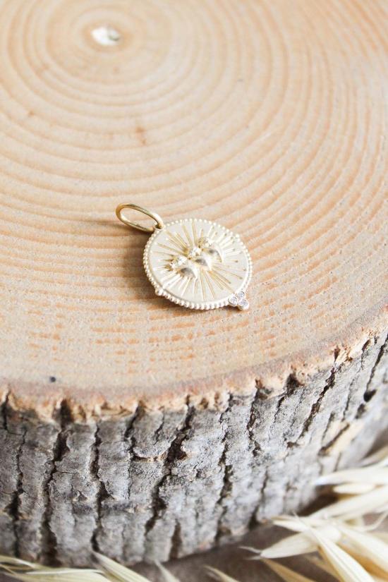  Erica Molinari 목걸이/팬던트 에리카 몰리나리 14K 대형 원형 트리플 세이크리드 하트 0.0225캐럿 "사랑받는 자가 가난하겠는가?" 참