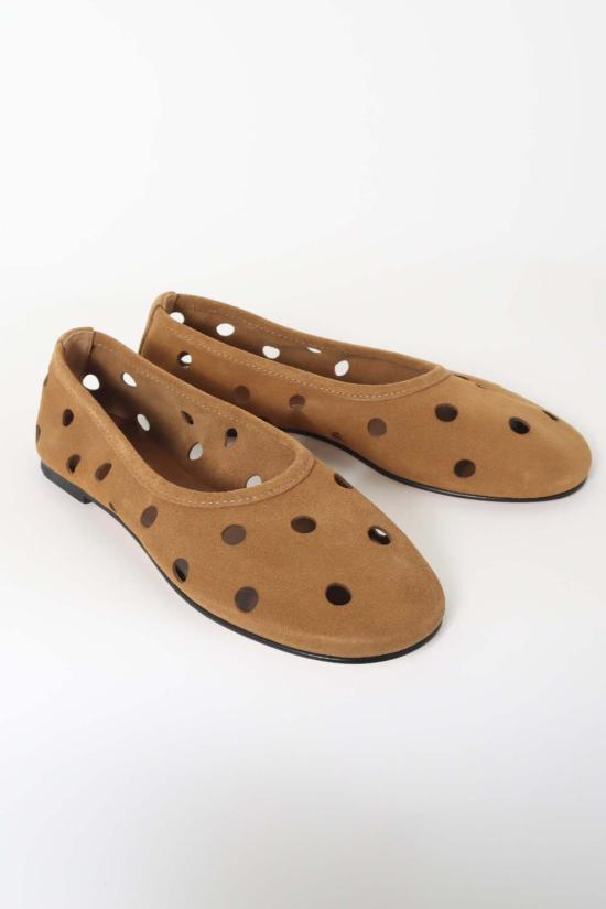  디어 프랜시스 플랫 슈즈 프랜시스 발라에게, 스웨이드 천공