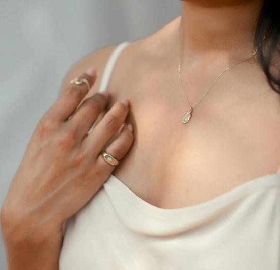  럭스 줄라이 반지 사파이어가 세팅된 시그넷 핑키 링 - LUX JULY